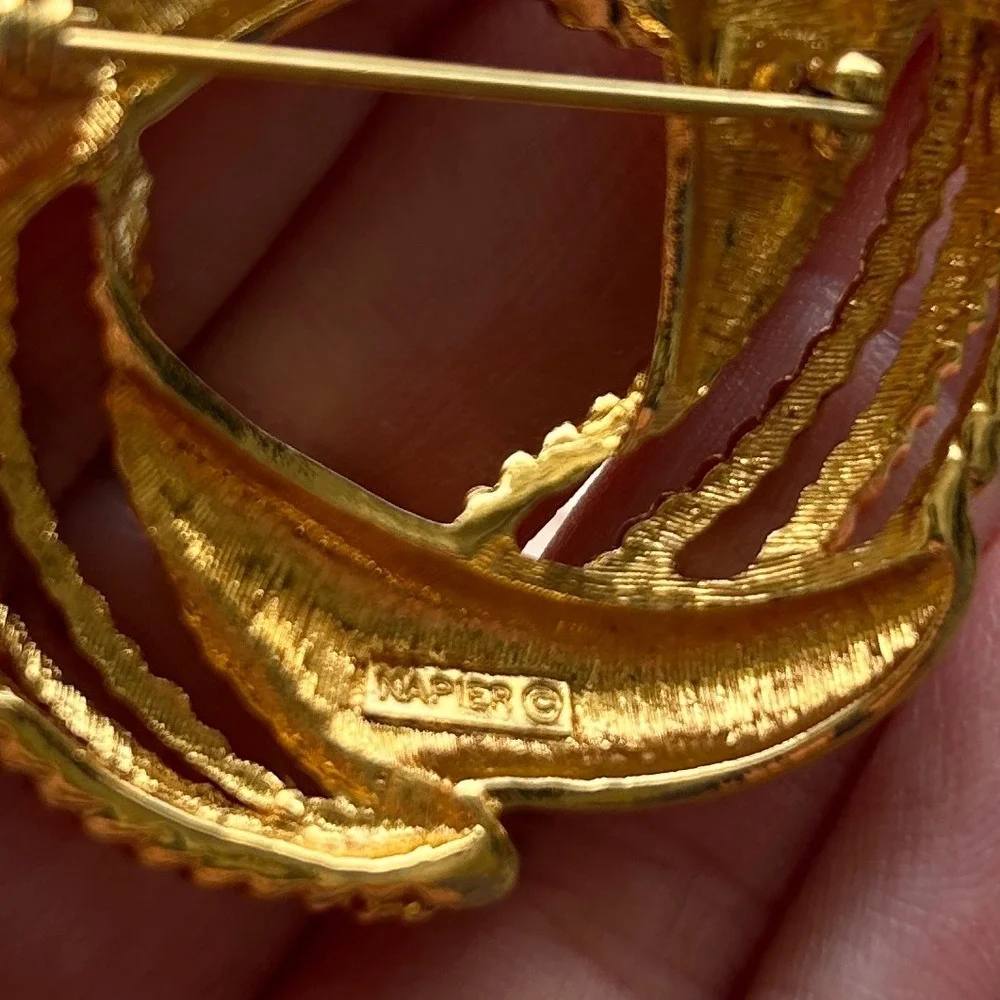 Vintage Napier Gold Tone Wreath Brooch Textured Rope Swirl Pin Classic Old Money
